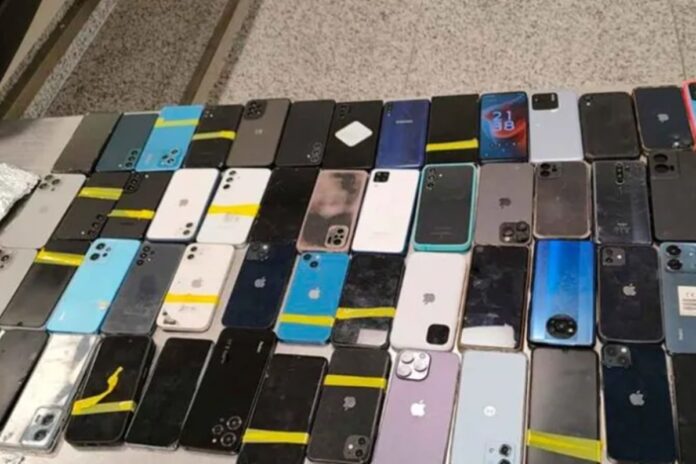 pai-e-filho-sao-presos-com-107-celulares-roubados-no-carnaval-de-mg