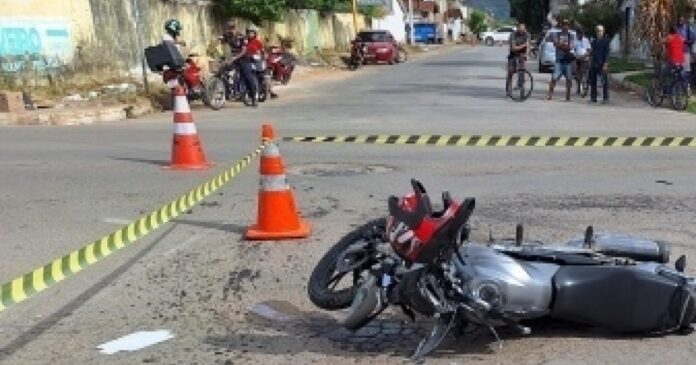 jovem-morre-apos-colisao-entre-motocicleta-e-onibus-em-cruzamento-de-barreiras