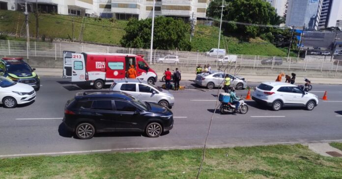 video:-duas-pessoas-ficam-feridas-apos-batida-em-fundo-de-carro-na-avenida-acm