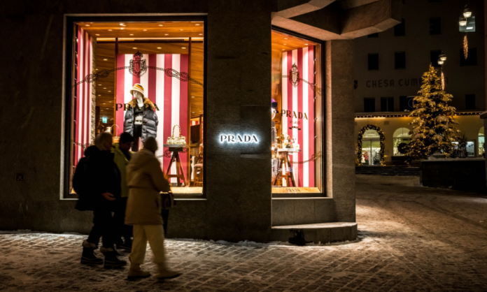 marca-prada-esta-perto-de-comprar-a-versace