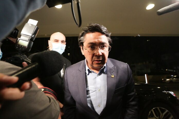 senador-come-de-abadejo-a-sushi-na-praia-em-recesso-e-pega-reembolso