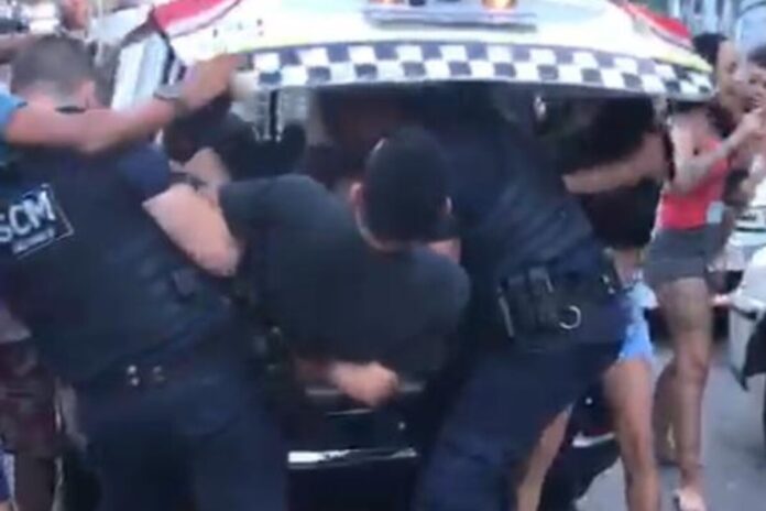 video:-guardas-civis-passam-sufoco-apos-abordar-homem-fumando-maconha