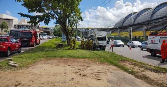 pneu-de-caminhao-estoura-e-veiculo-derruba-poste-na-avenida-paralela,-em-salvador
