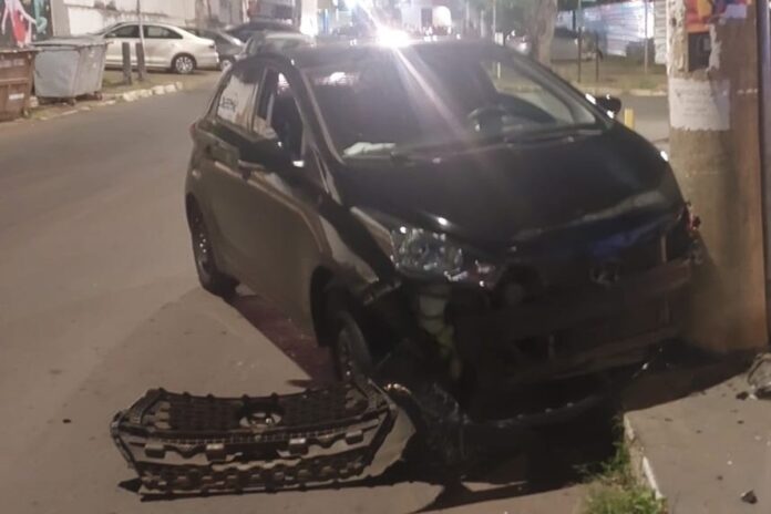 motorista-bate-em-poste,-foge-da-policia-e-se-esconde-em-padaria