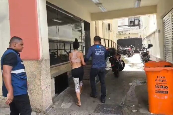 mulher-chama-agente-da-prefeitura-do-rj-de-“macaca”-e-e-presa.-video