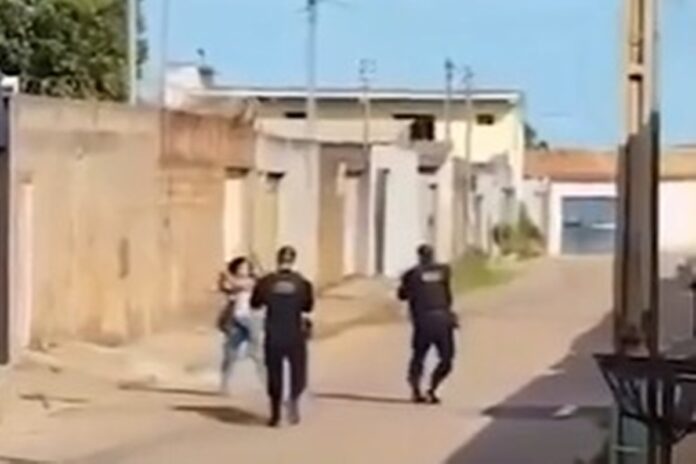 video:-mulher-ataca-pms-com-cabo-de-vassoura-e-acaba-presa-no-df