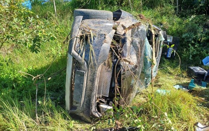 acidente-na-br-418-deixa-motorista-e-passageiros-feridos-em-caravelas
