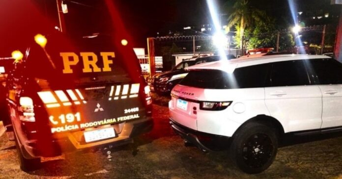 homem-e-preso-ao-dirigir-veiculo-de-luxo-roubado-na-br-324,-em-simoes-filho