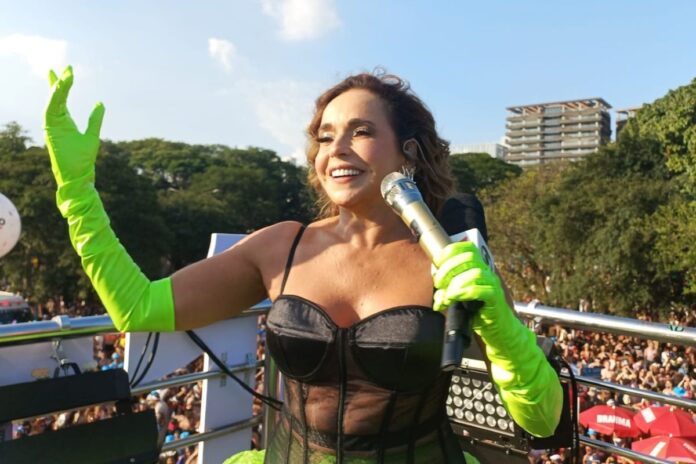 video:-daniela-mercury-e-surpreendida-com-homem-sobre-arvore-em-show
