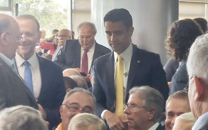posse-de-gleisi/padilha-tem-prefeito-do-pl,-sarney-e-governador-do-pp