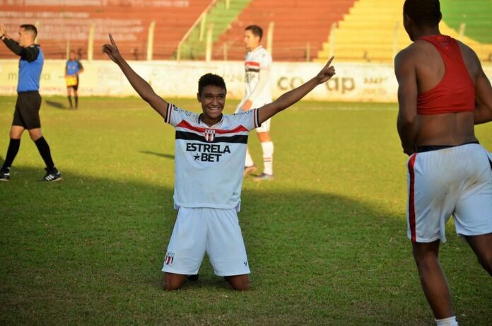 pedro-severino,-jogador-do-bragantino,-apresenta-reacoes-positivas,-segundo-novo-boletim-medico