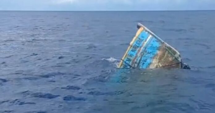barco-que-naufragou-com-tres-pescadores-em-porto-seguro-e-rebocado