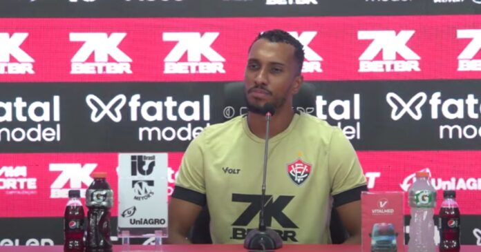 lucas-braga-exalta-momento-no-vitoria:-“espero-continuar-tendo-uma-boa-sequencia”