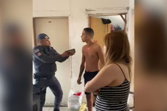 video:-pm-usa-arma-de-choque-em-homem-que-reclamou-de-invasao-em-casa