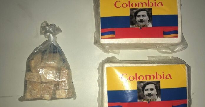 dupla-e-presa-na-bahia-com-tabletes-de-cocaina-personalizados-com-imagem-de-pablo-escobar