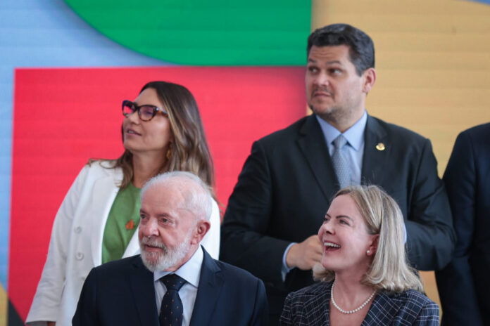 com-gleisi,-lula-diz-que-escolheu-“mulher-bonita”-para-articulacao