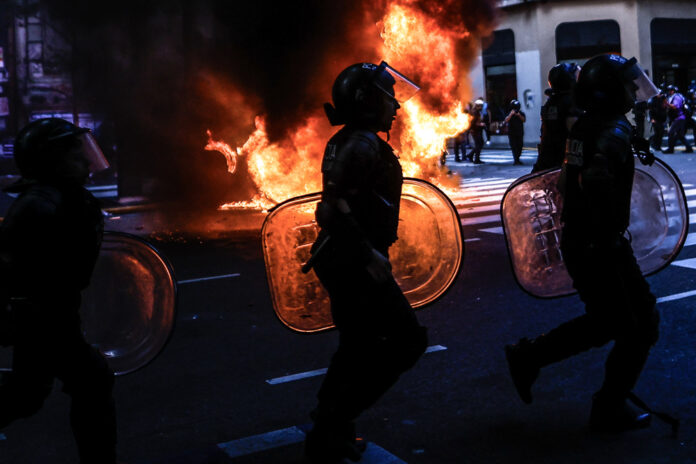 protesto-em-buenos-aires-une-aposentados-e-torcidas-contra-governo-milei