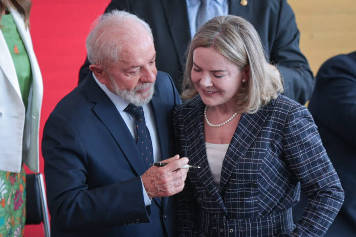 elogio-de-lula-a-beleza-de-gleisi-vira-arma-de-campanha-contra-ele