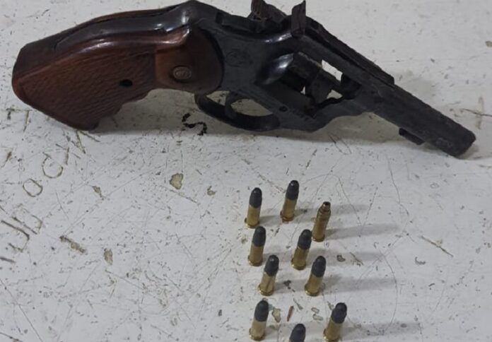 arma-de-fogo-e-apreendida-pela-policia-militar-em-teixeira-de-freitas
