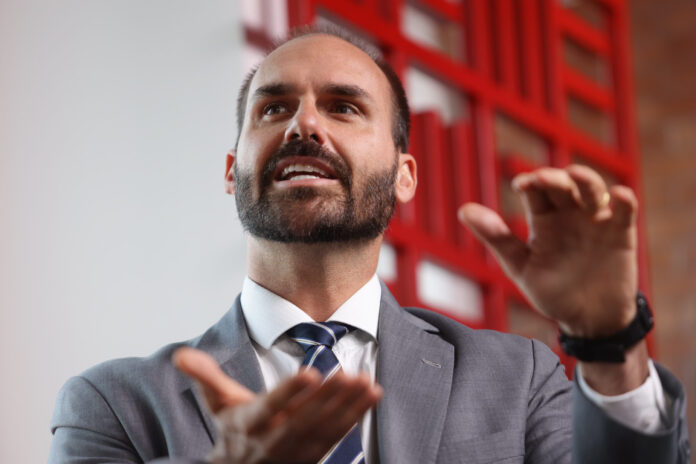 stf:-“brasil-enfrenta-uma-farsa-autoritaria”,-diz-eduardo-bolsonaro