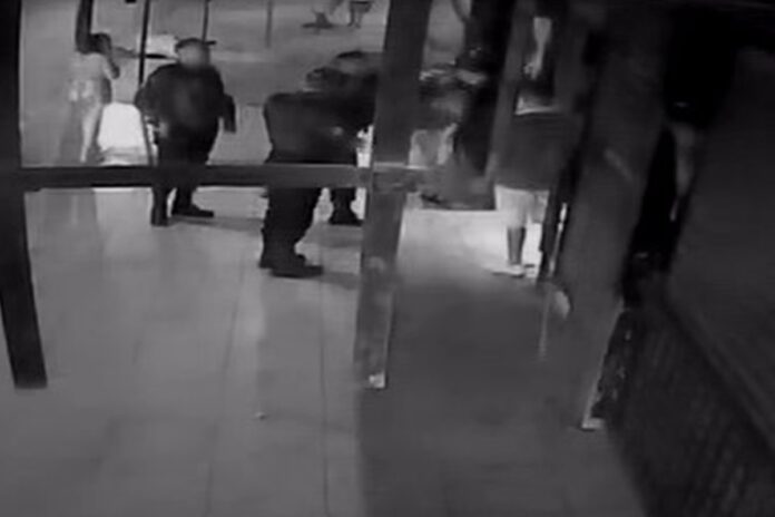video-flagra-policial-dando-murros-em-na-cabeca-de-gerente-de-bar