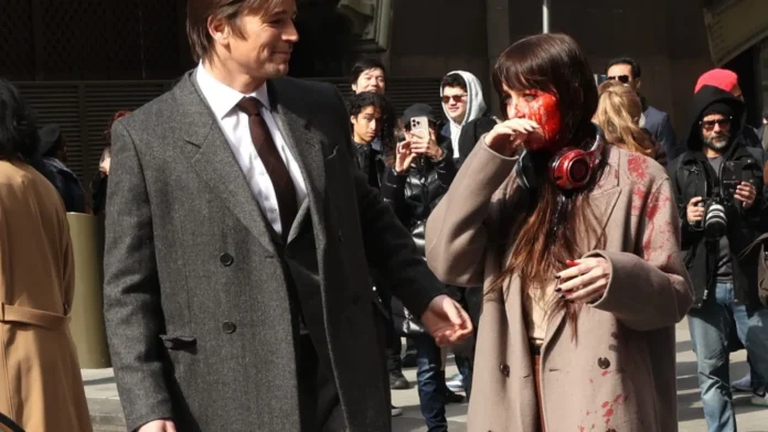 dakota-johnson-e-atingida-por-sangue-falso-em-gravacao-de-cena-de-‘verity’
