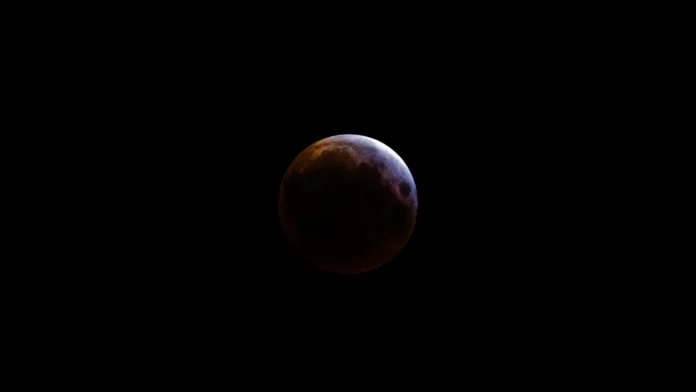 eclipse-total-da-lua-encanta-quem-madrugou-nesta-sexta-feira;-fotos