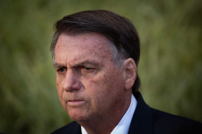 bolsonaro-diz-que-so-consegue-pagar-advogados-por-causa-de-doacoes