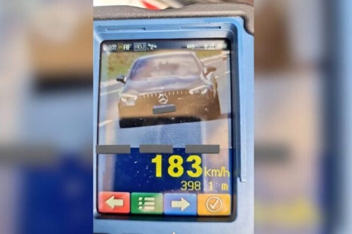 sc:-mercedes-e-flagrada-“voando”-83%-acima-da-velocidade-permitida