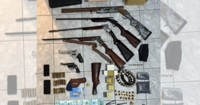 policia-militar-apreende-arsenal-com-suspeitos-de-vendas-de-armamento-em-remanso