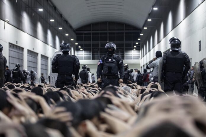 mais-de-200-criminosos-enviados-pelos-eua-chegam-a-el-salvador