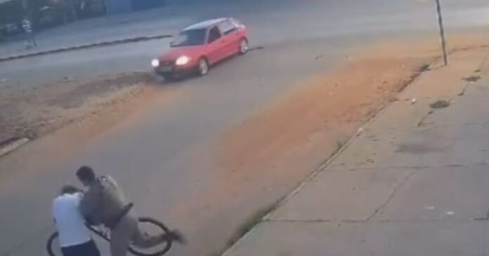 video:-policial-agride-ciclista-apos-acidente-de-transito-em-avenida-de-luis-eduardo-magalhaes