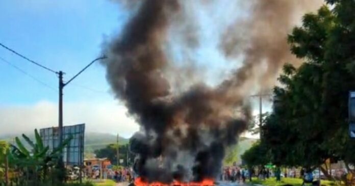 produtores-rurais-interditam-br-101-no-extremo-sul-baiano-contra-ocupacoes-de-terras