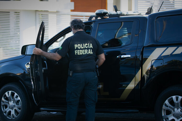 pf-prende-trio-que-dava-golpe-da-troca-de-cartoes-em-agencias-da-caixa