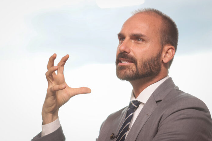 pl-lamenta-eduardo-bolsonaro-se-licenciar-de-mandato:-“tristeza”