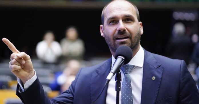 para-nao-ser-preso,-eduardo-bolsonaro-anuncia-que-vai-se-licenciar-do-mandato-e-ficar-nos-eua