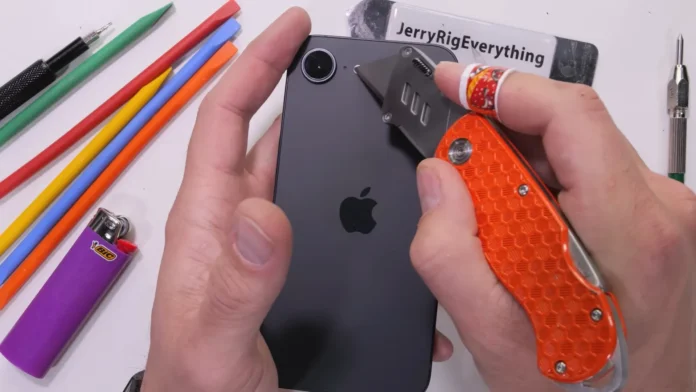veja-o-teste-de-resistencia-ao-iphone-16e!-sera-que-passou?