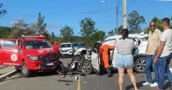 colisao-entre-carro-e-viatura-dos-bombeiros-interdita-transito-em-camacari