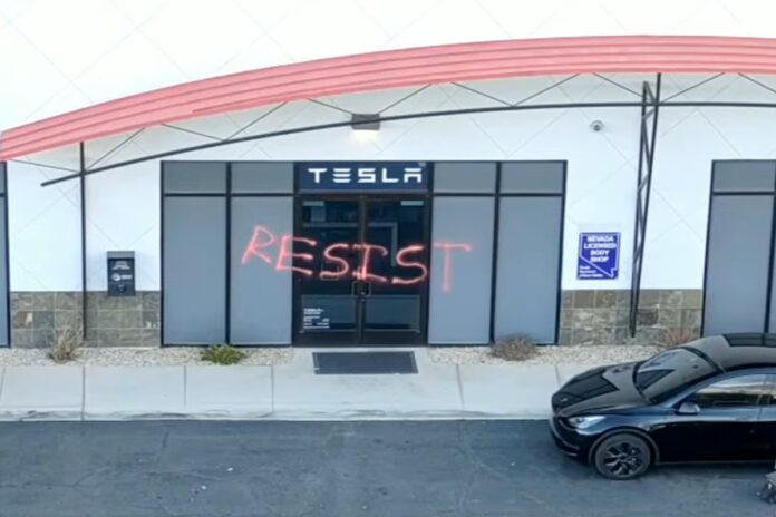 eua:-procuradora-classifica-de-“terrorismo-domestico”-ataques-a-tesla