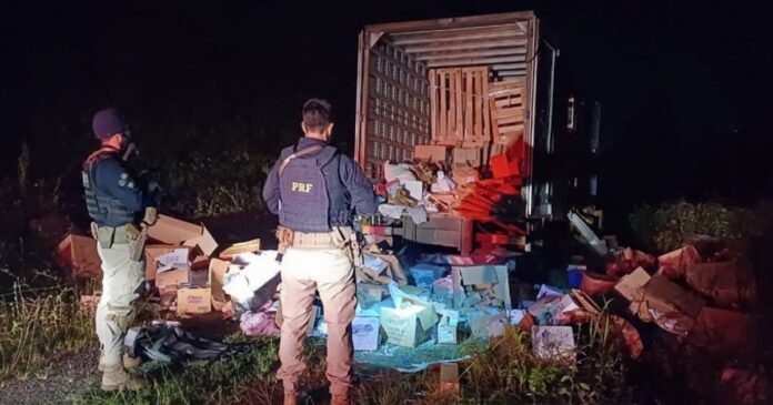 prf-frustra-assalto-na-br-101,-resgata-motorista-refem-e-recupera-carga-em-ubaitaba