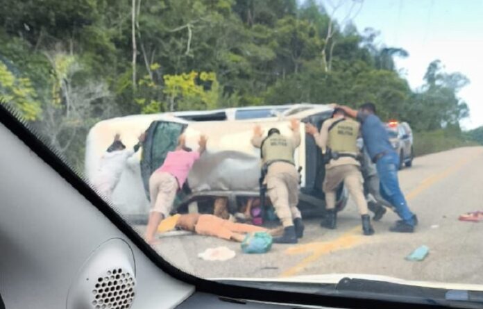 acao-rapida-da-pm-de-mucuri-salva-vitimas-de-acidente-na-“curva-do-padre”