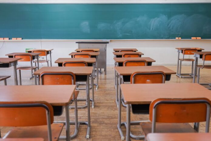 aluno-ataca-professora-com-golpes-de-vassoura-dentro-de-sala-de-aula