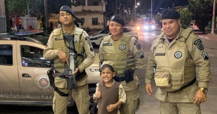 policiais-militares-fazem-festa-surpresa-para-aniversario-de-crianca-de-5-anos