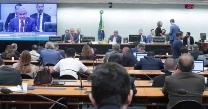 comissao-de-orcamento-aprova-loa-de-2025-com-teto-de-despesas-em-r$-2,2-trilhoes