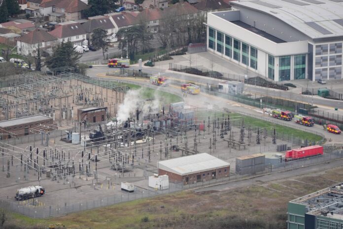 aeroporto-heathrow-em-londres-fecha-por-incendio-e-afeta-trafego-mundial