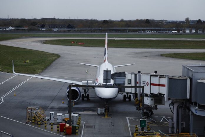 aeroporto-de-londres-comeca-a-retomar-voos-apos-incendio-que-interrompeu-trafego-aereo-mundial