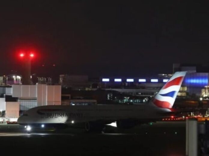 apos-incendio,-aeroporto-de-heathrow-retoma-voos-de-forma-parcial