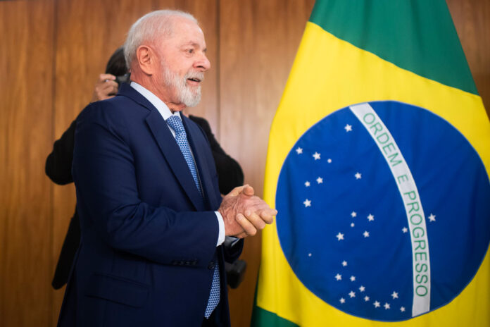 na-vespera-de-viagem,-lula-concede-comenda-a-imperador-do-japao