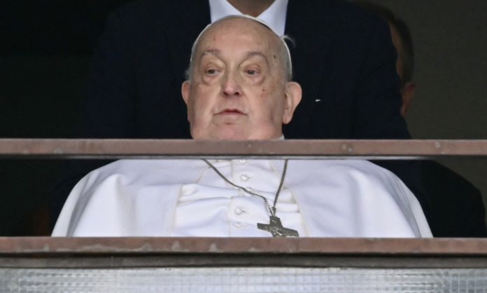 papa-francisco-faz-primeira-aparicao-publica-neste-domingo