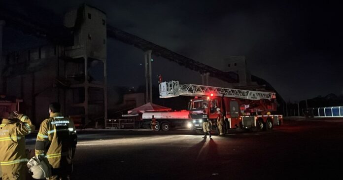 incendio-atinge-galpao-do-porto-de-aratu,-na-regiao-metropolitana-de-salvador